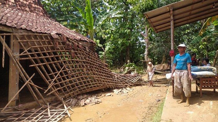 Warga Desa Sinomwidodo, Kecamatan Tambakromo, Kabupaten Pati, mulai membersihkan endapan lumpur akibat banjir bandang, Kamis (1/12/2022). Banjir bandang yang terjadi Rabu (30/11/2022) malam itu juga membuat rumah rusak dan dua lansia meninggal.