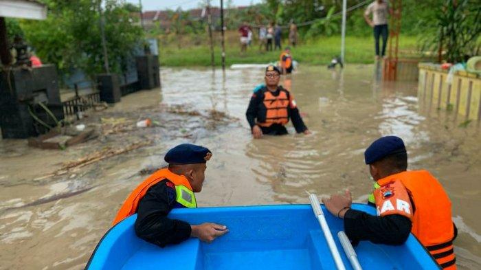 Personel kepolisian mengerahkan perahu saat banjir bandang menerjang Perumahan Dinar Indah Meteseh, Tembalang, Kota Semarang, Jawa Tengah, Jumat (6/1/2023).
