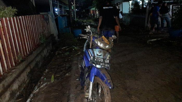 Sepeda motor yang sempat terendam banjir di pemukiman warga Perumahan Wahyu Utomo Tambakaji, Ngaliyan, Kota Semarang, Jawa Tengah, Minggu (6/11/2022) malam.