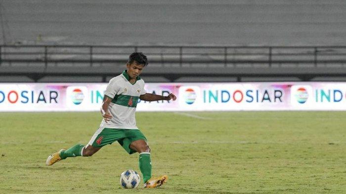 Pemain anyar PSIS Semarang, Bayu Fiqri saat berseragam Timnas Indonesia.