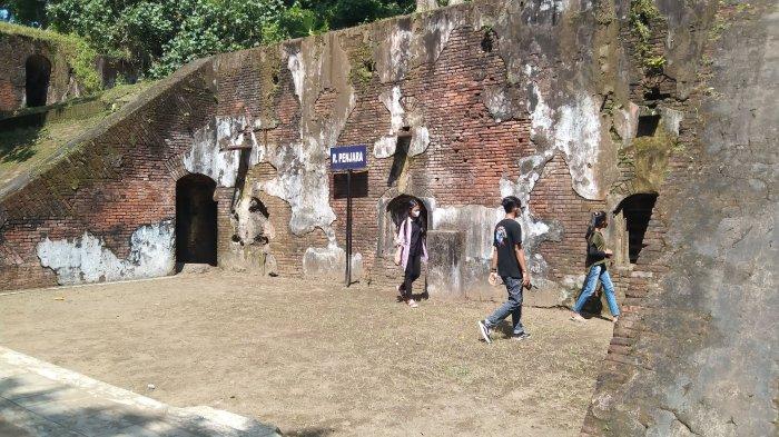 Beberapa wisatawan sedang asyik mengelilingi bangunan-bangunan yang ada di Wisata Benteng Pendem Cilacap. Selasa (03/5/2022). Pengunjung bisa belajar sejarah sekaligus menikmati suasanya yang asri di Benteng Pendem.