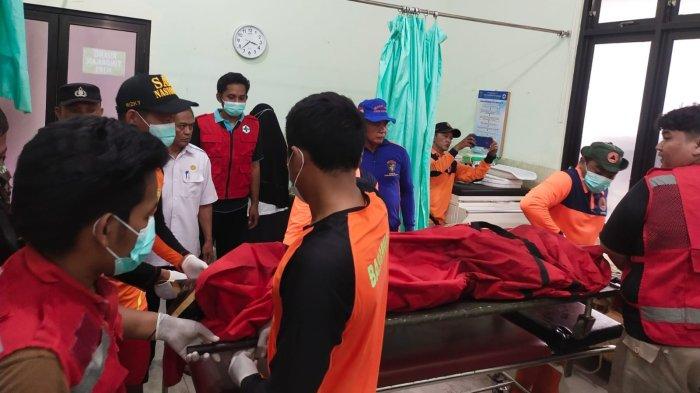 Tim SAR Gabungan mengevakuasi Anggara (11) bocah yang terseret arus aliran irigasi di Desa Petanahan, Kebumen, Jawa Tengah, Rabu (09/11/2022) sore. Anggara ditemukan meninggal dunia.