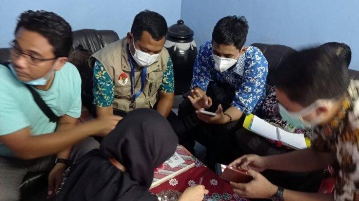 Petugas sedang memeriksa cabai yang diduga dicat yang ditemukan pedagang Pasar Wage Purwokerto, Selasa (29/12/2020).