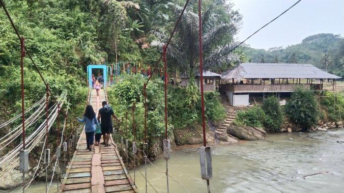 Suasana di Phanoongan Cafe Majenang, Cilacap, Jawa Tengah yang menyajikan pemandangan indah Kali Cijalu dan hutan pinus.