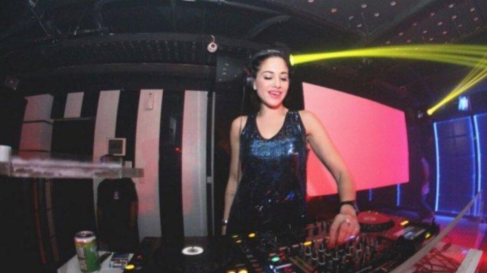 Artis sekaligus DJ, Chantal Dewi