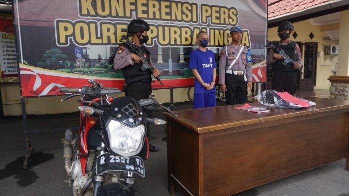 Pemuda warga Desa Pekalongan, Kecamatan Bojongsari, Kabupaten PurbaIingga, Jawa Tengah tersangka pencurian sepeda motor saat dihadirkan dalam konferensi pers, Senin (9/1/2023).