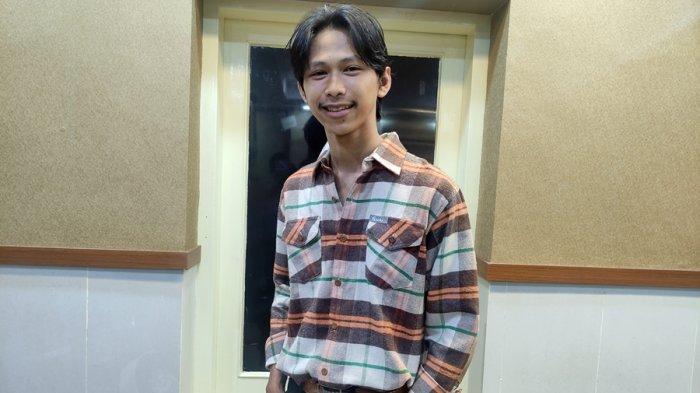 Danar Widianto, peserta X Factor Indonesia asal Purwokerto yang viral membawakan lagu ciptaannya berjudul Dulu, saat menemui Bupati Banyumas, Achmad Husein, di Kompleks Pendopo Si Panji, Purwokerto, Senin (27/12/2021).