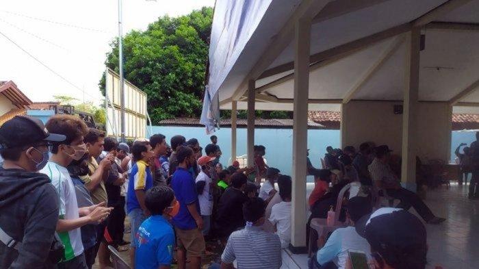 Warga Desa Pejogol, Kecamatan Cilongok, Kabupaten Banyumas, menggeruduk kantor desa untuk menuntut Kasi Kesra, yaitu Herin Purwanto mundur dari jabatannya karena diduga berselingkuh dengan bidan desa setempat, Senin (29/6/2020).