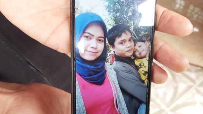 Foto keluarga Maulana, warga Desa Kalimade, Kecamatan Kesesi, Kabupaten Pekalongan, yang menjadi korban tewas kecelakaan di Tol Cipali, Senin (30/11/2020).