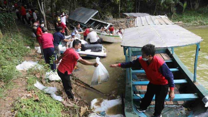 Ganjar bersama warga menebar benih ikan di Waduk Jatibarang, Semarang, Kamis (27/1).