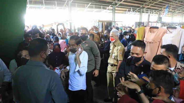 Gubernur Jawa Tengah Ganjar Pranowo mendampingi kunjungan kerja Presiden Joko Widodo (Jokowi) di Kabupaten Brebes, Rabu (13/4/2022).