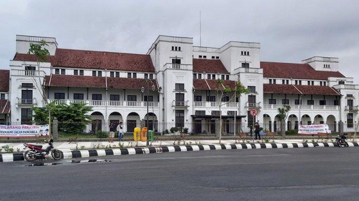 Beberapa masyarakat masih terlihat keluyuran di masa pemberlakuan Gerakan Jateng di Rumah Saja. Mereka berfoto ria di depan Gedung Birao Kota Tegal, Sabtu (6/2/2021).