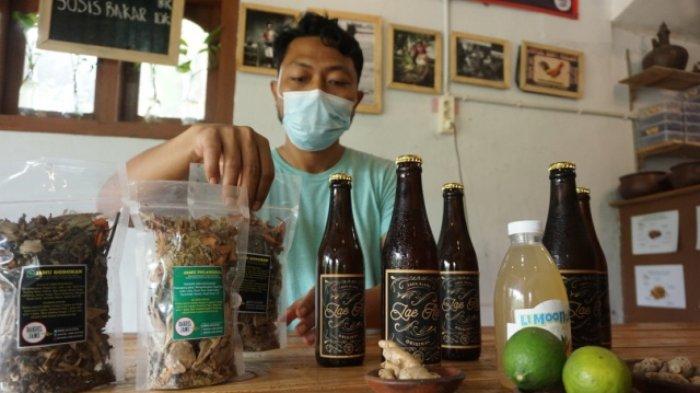 Pemilik Kedai Bakoel Jamu, Ginanjar Saputra, menunjukkan jamu dalam kemasan dan botol di kedai di Wrage Tambahrejo, Kecamatan, Bandar, Batang, Minggu (17/1/2021).