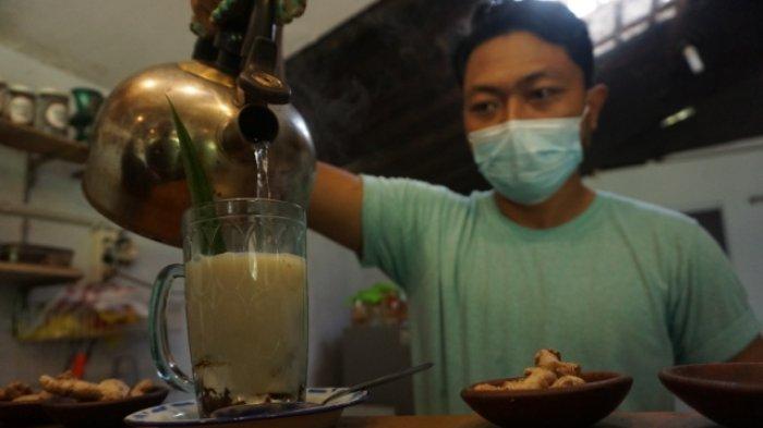 Pemilik Kedai Bakoel Jamu, Ginanjar Saputra, meracik jamu geprek di kedai di Wrage Tambahrejo, Kecamatan, Bandar, Batang, Minggu (17/1/2021).