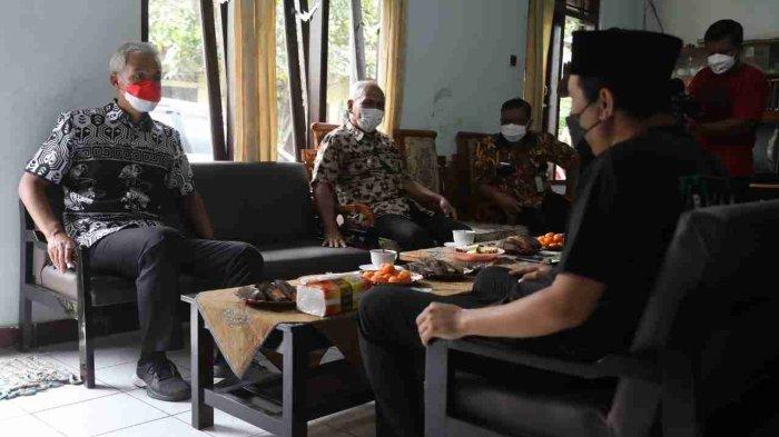 Gubernur Ganjar Pranowo Menjenguk Aji Kades Gumingsir