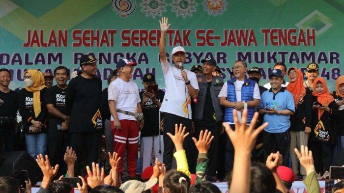 Gubernur Jawa Tengah Ganjar Pranowo melepas peserta jalan sehat Pramuktamar Muhammadiyah dan Aisyiyah ke-48 di halaman Kantor Gubernur Jawa Tengah, Minggu (11/9/2022)