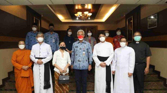 Gubernur Jawa Tengah Ganjar Pranowo menerima silaturahmi dari Keuskupan Agung Semarang di Kantor Gubernur Jawa Tengah, Selasa (17/5/2022).