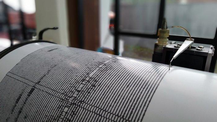 Pencatatan aktivitas gempa Gunung Sindoro, Kabupaten Temanggung, Jumat (12/2/2021).