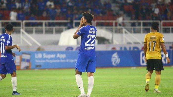 Penyerang PSIS Semarang, Hari Nur Yulianto mengekspresikan kekecewaannya dengan memegang kepala usai peluangnya gagal berbuah gol di jelang akhir babak kedua laga tunda BRI Liga 1 2022/2023 di Stadion Jatidiri Semarang, Senin (9/1/2023). PSIS kalah tipis 1-0.