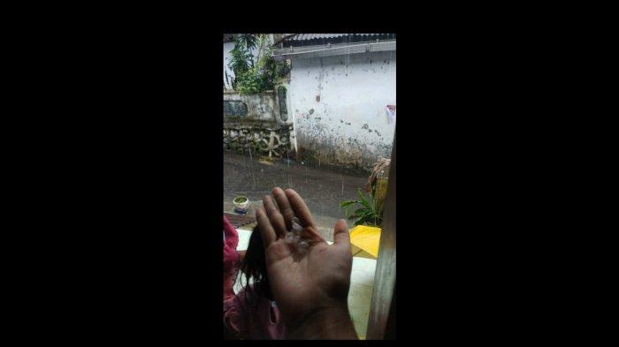 Hujan es terjadi di wilayah Kecamatan Kandangserang, Kecamatan Kandangserang, Kabupaten Pekalongan, Jawa Tengah, Senin (21/2/2022).