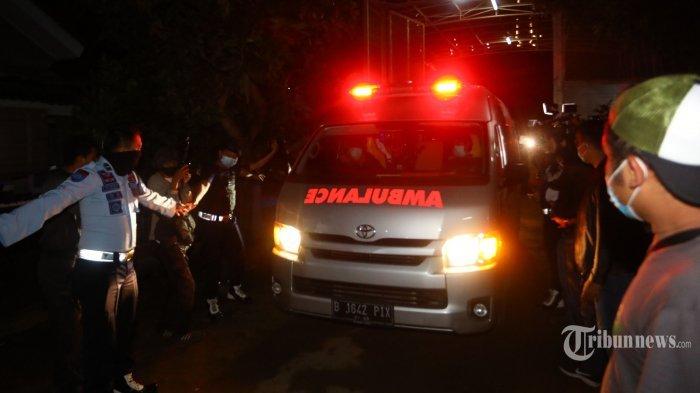 Iring-iringan mobil yang membawa mantan terpidana kasus terorisme Abu Bakar Ba'asyir saat meninggalkan Lapas Khusus Kelas IIA Gunung Sindur, Kabupaten Bogor, Jawa Barat, Jumat (8/1/2021). Abu Bakar bin Abud Ba'asyir alias Abu Bakar Ba'asyir resmi bebas dari penjara setelah menuntaskan 15 tahun masa pidananya atas tindak pidana terorisme.