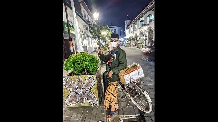 Irzan Al Majid singgah dan foto di kawasan Kota Lama Semarang dalam perjalanan pulang kampung naik sepeda dari Rembang ke Pemalang.