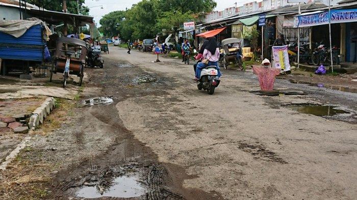 Jalan berlubang di Jalan Cisadane Kelurahan Kebondalem, Kecamatan Pemalang, dipasangi orang-orangan sawah dan tiang panjat pinang mini oleh warga, Sabtu (27/2/2021).