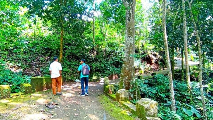 Suasana jalan setapak masuk Dusun Plandi, Desa Watuagung, Kecamatan Tambak, Kabupaten Banyumas, Selasa (13/9/2022). Dusun Plandi disebut juga sebagai Dusun Buddha lantaran mayoritas penduduknya beragam Buddha.
