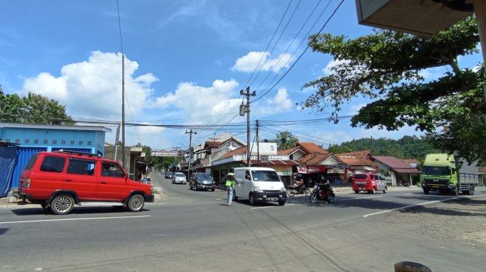 Persimpangan Pasar Sokawera menjadi pintu masuk jalur alternatif mudik Somagede-Kemranjen ke arah selatan, Jumat (22/4/2022).