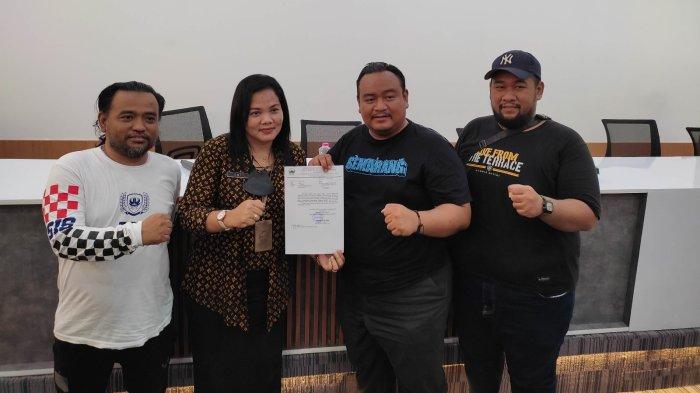 Kepala Balai Pusat Pendidikan dan Latihan Olahraga Pelajar (BPPLOP) Jateng, Cicilia Eni Kurniati berfoto bersama pengurus pusat Panser Biru usai menggelar audiensi di kompleks Stadion Jatidiri Semarang, Kamis (12/1/2023).