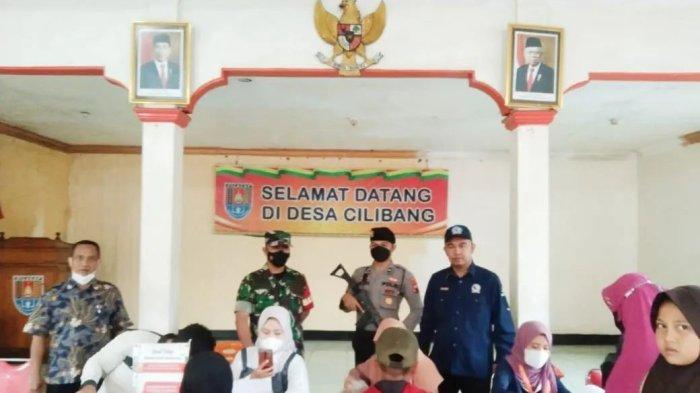 epala Desa Cilibang Purnomo Edy, bahwa sesuai arahan pejabat Bupati Cilacap, para penerima Bansos per KPM diharapkan telah mengikuti vaksin hingga vaksin booster.
Pihaknya juga siap melayani vaksin kedua booster dan vaksin ke empat bagi para Lansia usia 60 tahun ke atas dengan catatan jarak 6 bulan dari booster pertama.