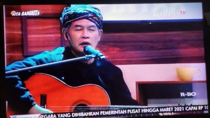 Jodhi Yudono sedang bernyanyi di sela Ngopi, KompasTV belum lama ini.