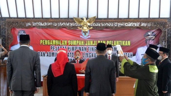 Bupati Purbalingga Dyah Hayuning Pratiwi melantik 15 pejabat dalam JPT Pratama Pemkab Purbalingga yang dirotasi sekaligus dilantik dan diambil sumpahnya oleh Bupati, Jumat (5/11/2021) di Pendopo Dipokusumo.
