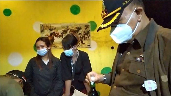 Petugas gabungan memeriksa dan menyegel Karaoke Alaska Kendal karena tidak patuh pada batasan jam malam selama PPKM berlangsung, Senin (18/1/2021) malam.