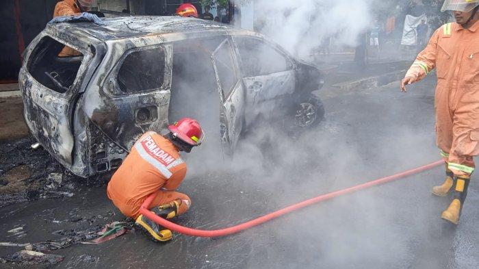 Avanza warna putih bernopol AD-8506-HC terbakar di tepi jalan Desa Sruwen, Kecamatan Tengaran, Kabupaten Semarang, Jawa Tengah, Senin (24/10/2022).