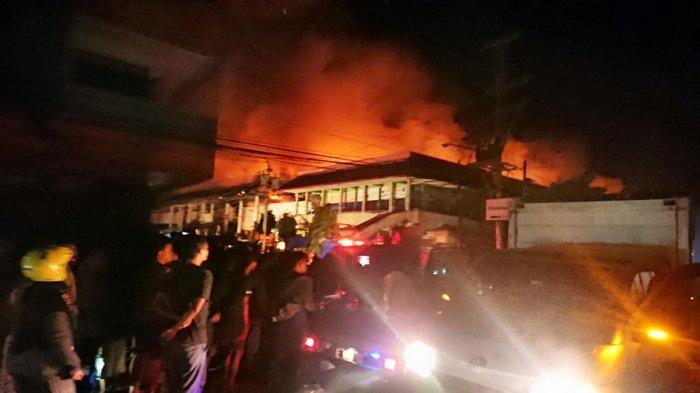 Kobaran api nampak melalap bangunan Pasar Weleri Kabupaten Kendal, Jumat (13/11/2020) dini hari.