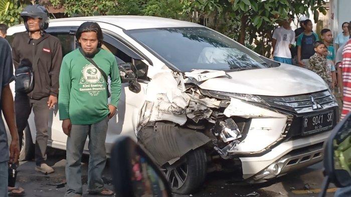 Kendaraan mobil mengalami kerusakan cukup parah pasca-kecelakaan lalu lintas beruntun yang terjadi di Jalan Raya Banyumas-Buntu. Kecelakaan beruntun ini melibatkan truk dan 3 kendaraan mobil pribadi, Senin (4/7/2022).
