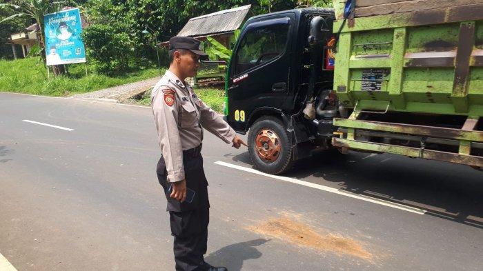Polisi memeriksa lokasi kejadian kecelakaan lalu lintas yang melibatkan sepeda motor dengan pejalan kaki di jalan raya Desa Langgar, Kecamatan Kejobong, Kabupaten Purbalingga, Jawa Tengah, Selasa (6/12/2022).