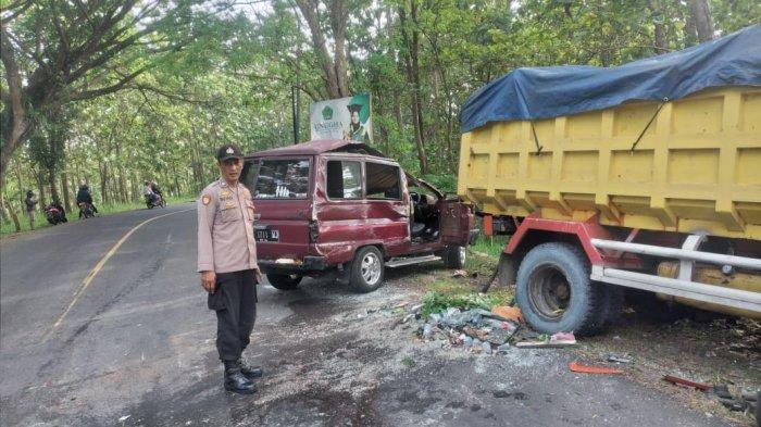 Kondisi kendaraan usai terlibat kecelakaan lalu lintas di Jalan Raya Jeruklegi-Kawunganten atau di kawasan hutan Kubangakangkung, Cilacap, Jawa Tengah, Rabu (4/1/2023).