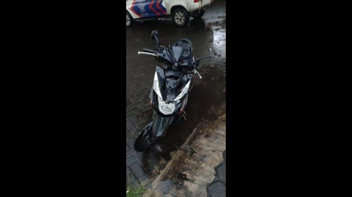 Kondisi sepeda motor yang terlibat kecelakaan maut dan tewaskan pengendara skutik di Jalan Kudus-Pati, Jawa Tengah.