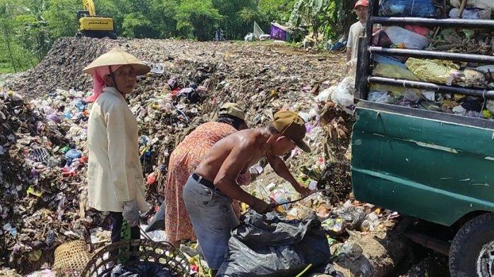 Beberapa pemulung sedang memilah sampah di TPA Winong Kecamatan Bawang, Kabupaten Banjarnegara, Selasa (8/6/2021).