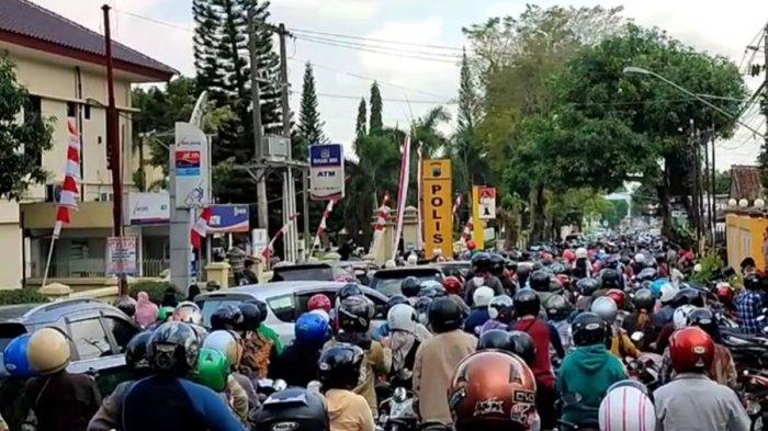 Antrian padat dan kerumunan masyarakat saat mengambil antrean vaksin Covid-19 yang diselenggarakan Polresta Banyumas, di sepanjang Jalan Letjend Pol Soemarto, Purwokerto, Kabupaten Banyumas, Jumat (30/7/2021).