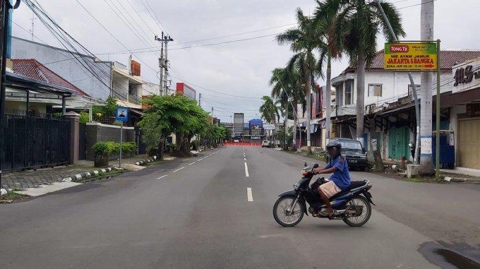 Warga melintasi jalan kecil di tiap gang untuk menghindari pembatas beton semasa Gerakan Jateng di Rumah Saja, Sabtu (6/2/2021).