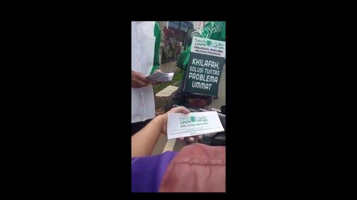 Tangkapan layar video viral yang memperlihatkan konvoi pemotor dengan atribut khilafatul muslimin di Kabupaten Brebes.