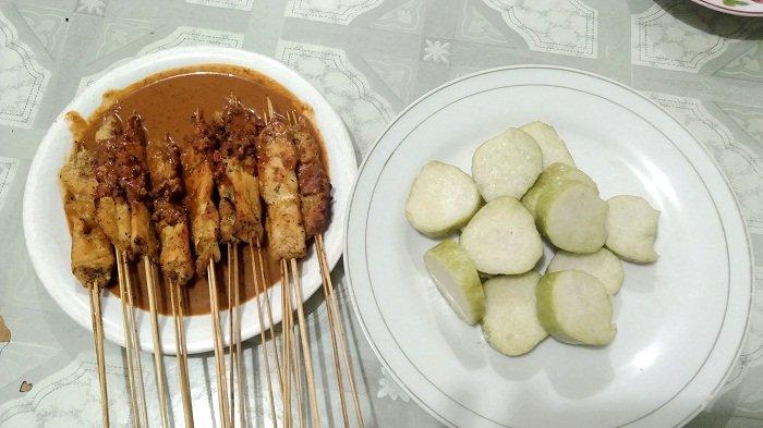 Satai Ayam Martawi disajikan menggunakan dua tusukan di setiap lonjor satai. Warung Satai Ayam Martawi di antaranya ada di Jalan S Parman Cilacap.