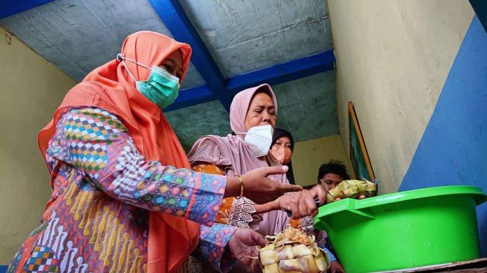 Warga Jalan Pedurungan Tengah II Kota Semarang tengah menyiapkan kupat jembut yang akan dibagikan ke warga, Senin (9/5/2022).
