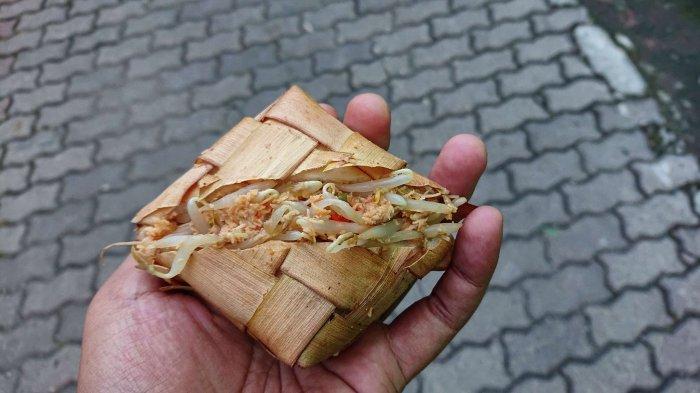 Bentuk kupat jembut yang menjadi makanan khas dalam tradisi syawalan di Jalan Pedurungan Tengah II Kota Semarang, Senin (9/5/2022) pagi.
