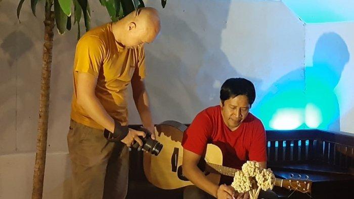 Proses produksi lagu religi Rindu BimbinganMu ciptaan Ipung Purwadi di Banyubiru, Kabupaten Semarang.
