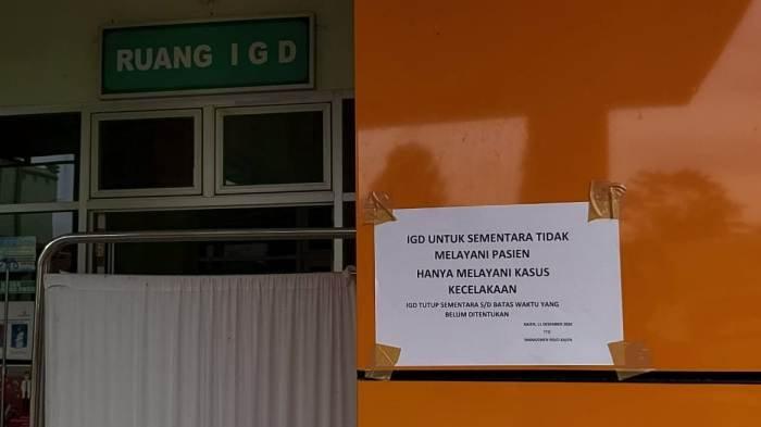 Pengumuman di IGD RSUD Kajen yang menyatakan IGD ditutup sementara layanan medis, kecuali bagi korban kecelakaan.