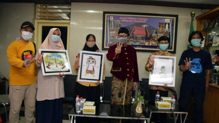 Bupati Banyumas, Achmad Husein saat menerima hadiah sebuah karikatur dari bahan plastik dari Panitia HPSN dan WCUD Banyumas dalam rangka hari jadi ke-450 Kabupaten Banyumas, Jumat (26/2/2021).